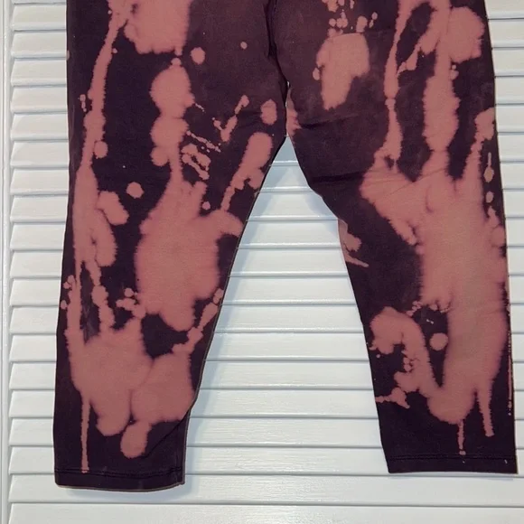 Bleach Dye Capri Leggings - Picture 8 of 9